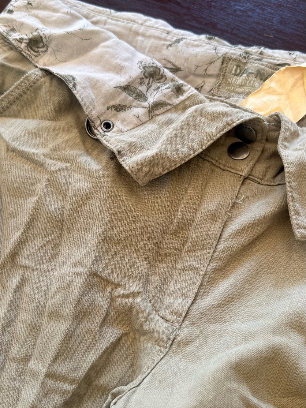 Da-Nang Beige Floral Cargo Capris - Picture 5 of 6